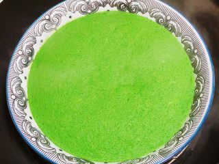 12、菠菜鸡蛋糕（豆浆版）,蒸10分钟，鸡蛋糕就蒸好了，绿油油的。