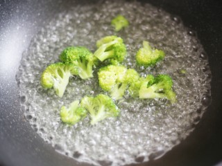 2、西兰花肉松芝士饭团,水烧开，滴几滴油，适量盐，放入西兰花焯一分钟。