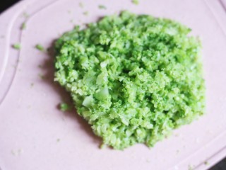 3、西兰花肉松芝士饭团,煮至断生后捞出、切碎。