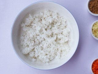 4、西兰花肉松芝士饭团,剩米饭倒入大碗中拌匀。