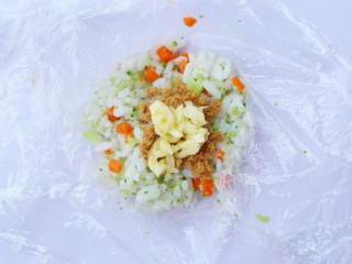 11、西兰花肉松芝士饭团,加入芝士碎。