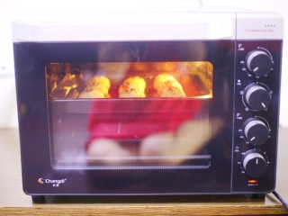 15、西兰花肉松芝士饭团,放入预热好的烤箱，200度上下火中层烤6分钟。