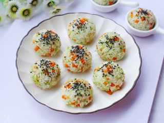 16、西兰花肉松芝士饭团,出炉。