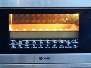 11、酸奶棒,再放入预热好的烤箱，上下火80度，中层烤40分钟，具体的时间和温度还是要根据自己烤箱的温度适当的调整