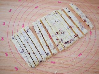 9、酸奶棒,再用锋利的刀切成条状