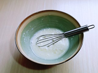 2、双层奶油蛋糕,用手动打蛋器打至完全融合。