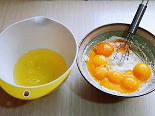 4、双层奶油蛋糕,蛋黄与蛋白分离，蛋黄加入面糊中，蛋白器具一定要无水无油。