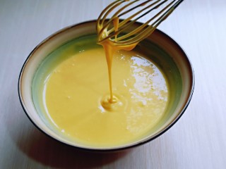 5、双层奶油蛋糕,将面糊翻拌均匀。(一定注意手法，翻拌或者呈Z字形，避免过度拌起筋)