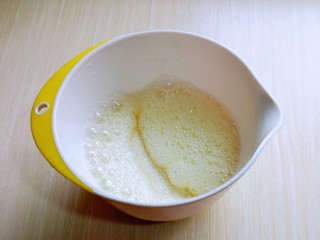 7、双层奶油蛋糕,电动打蛋器将蛋白高速打发至呈现鱼眼泡。 加入三分之糖，继续高速打发。