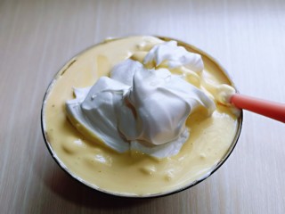 11、双层奶油蛋糕,再取三分之一的蛋白霜加入蛋黄糊中，继续上面的手法，翻拌直至看不到蛋白霜。