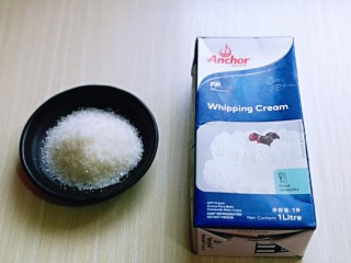 15、双层奶油蛋糕,准备好奶油及细砂糖。