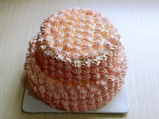 20、双层奶油蛋糕,把刚才留下来的奶油中滴几滴红丝绒液，电动打蛋器打均匀。装入裱花袋，挤在蛋糕体上就可以啦！