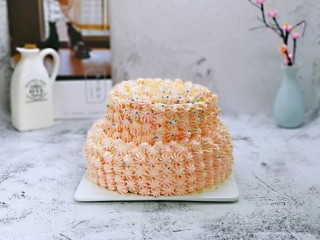 21、双层奶油蛋糕,撒上了一些彩色糖珠。