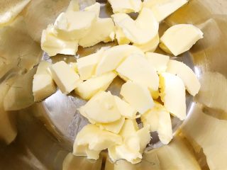 2、酥酥的香草曲奇小花,黄油切小块软化