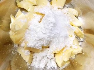 3、酥酥的香草曲奇小花,加入糖粉和盐