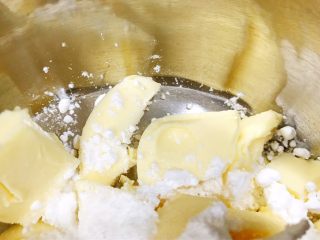 4、酥酥的香草曲奇小花,黄油软化至用手轻轻按下去有个窝即可