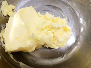 5、酥酥的香草曲奇小花,用刮刀把黄油和糖粉，盐拌匀，用打蛋器中高速开始打发