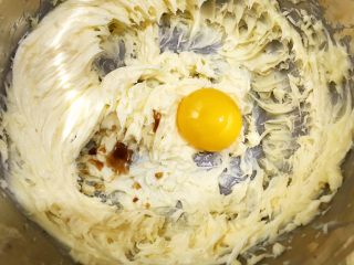 6、酥酥的香草曲奇小花,加入蛋黄和香草精