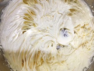 7、酥酥的香草曲奇小花,打发至颜色变白呈羽毛尾状