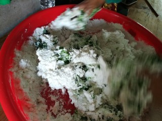 2、#客家美食#清明粄,把艾草放到面粉里面搓均匀