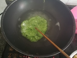 3、#客家美食#清明粄,为了让清明粄的皮更Q，婶子放了一块面团在锅里煮，相当是“引子”。