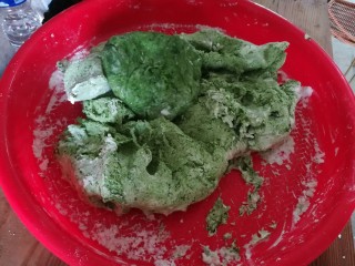 4、#客家美食#清明粄,把上图的引子放在面团里继续揉搓。