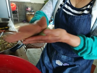 7、#客家美食#清明粄,揪下一个剂子搓圆