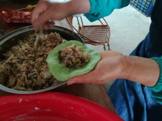 9、#客家美食#清明粄,在圆形中间放上馅料