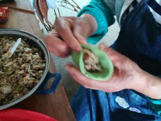 10、#客家美食#清明粄,像做水饺一样收口，捏紧。