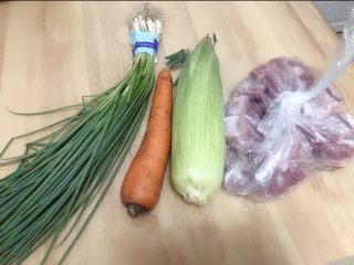 1、胡萝卜玉米排骨汤,准备食材