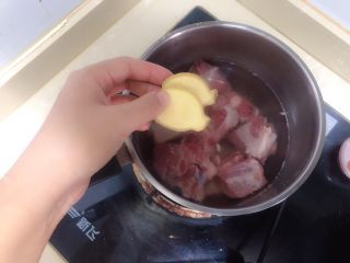 3、胡萝卜玉米排骨汤,焯水去腥加姜两片