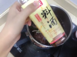 5、胡萝卜玉米排骨汤,适量料酒