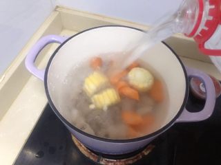 11、胡萝卜玉米排骨汤,加入清水