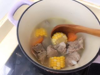 13、胡萝卜玉米排骨汤,炖大约四十分钟汤变成白色就可以啦