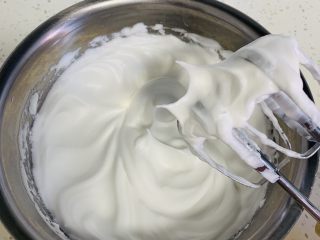 6、蜂蜜松饼????,提起打蛋器这样直直的尖角就可以了。