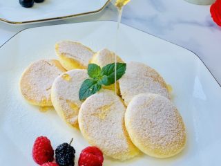 13、蜂蜜松饼????,出锅的松饼????撒上糖粉，淋上我最爱的蜂蜜。