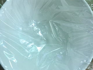 2、糖水鸡蛋,将保鲜膜放在小碗上面，压下去后放进少量花生油涂抹均匀