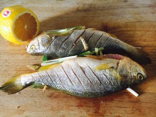 7、#感恩节食谱# 香煎小黄鱼,在鱼的身上和内脏部位抹上少许柠檬汁。