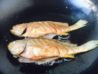 10、#感恩节食谱# 香煎小黄鱼,当把鱼刚刚放到锅里后千万不要急于翻动，如果翻动了，肯定会粘锅的，因为油很热，鱼和铲子都是凉的，热油一下子就会“抱住”铲子和鱼，肯定会粘锅。那么我们什么时候才能翻动鱼呢，1，中火煎制至少1分钟后才能翻动。2，还有就是被煎鱼的那面两边会有明显的金黄色才可以翻动。3，再有就是当离火晃动锅时，鱼可随意在锅里滑动也可以翻动。建议初学者用第2种方法判断。 温馨提示，如果小伙伴选择的是500g左右重的一条鱼，在翻动鱼时请用两把铲子翻动。