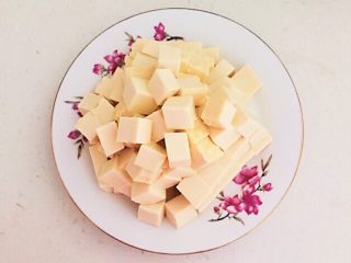 2、5分钟快手菜 清炒豆腐,把豆腐切成1.5㎝见方的小块