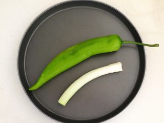 3、5分钟快手菜 清炒豆腐,小辣椒和大葱清洗干净