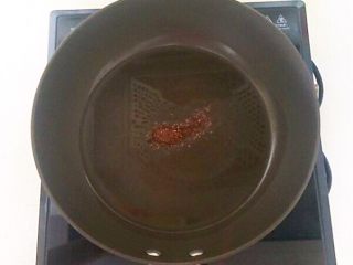 6、5分钟快手菜 清炒豆腐,炒锅烧热后假如1勺大豆色拉油,油烧热后加入2克花椒粉