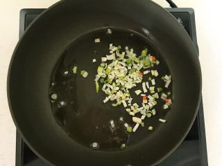 7、5分钟快手菜 清炒豆腐,加入葱花,炒出香味