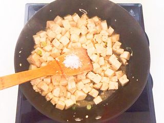 10、5分钟快手菜 清炒豆腐,加入2克白糖,翻炒均匀