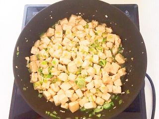 11、5分钟快手菜 清炒豆腐,加入辣椒丁,翻炒均匀即可
