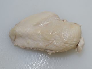 3、茼蒿炒鸡丝,将鸡胸肉煮熟。