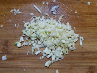 6、茼蒿炒鸡丝,蒜洗净，切成末。