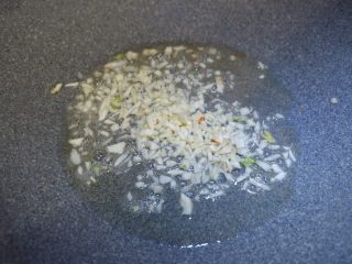 8、茼蒿炒鸡丝,下入蒜末煸香