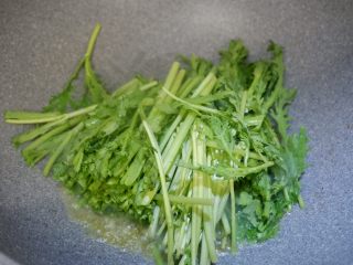 9、茼蒿炒鸡丝,倒入茼蒿段