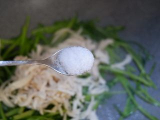11、茼蒿炒鸡丝,加入盐、生抽，翻炒均匀。